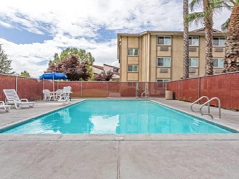 Отель Super 8 By Wyndham Sacramento Carmichael Экстерьер фото
